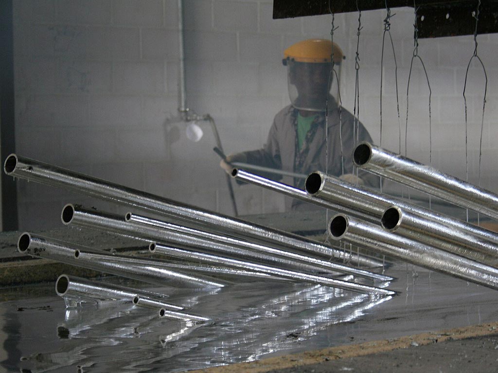 Procédé de galvanisation à chaud par immersion de pièces en acier dans un bain de zinc