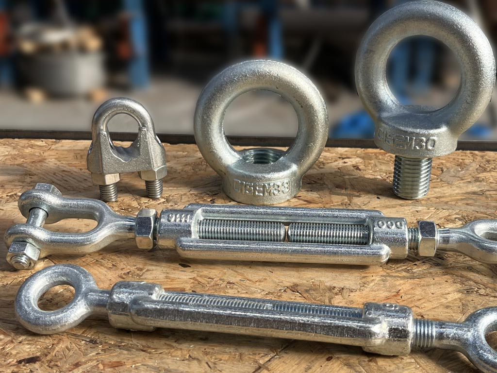 Galvanisation à chaud, zingage ou inox : quelle protection choisir pour les accessoires de levage ?